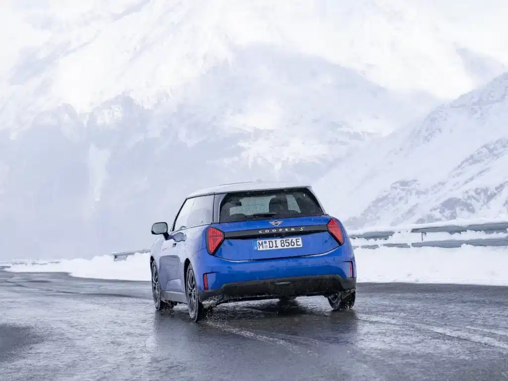 Dimensioni Mini, divertimento maxi: la Mini Cooper SE sulla neve