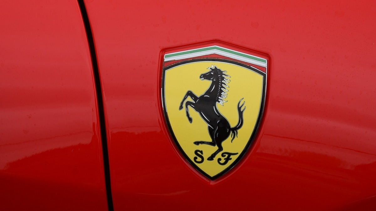 Ferrari, nel 2025 da Maranello la prima auto tutta elettrica. Inaugurato il laboratorio per le batterie del futuro
