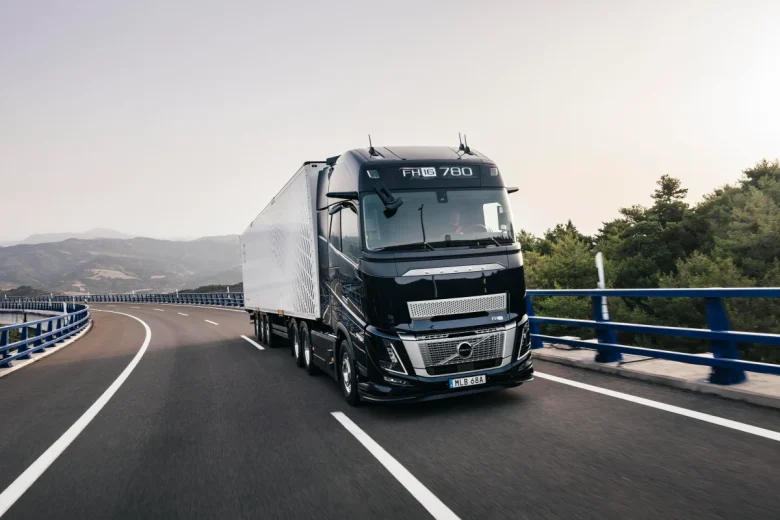Volvo presenta il suo primo camion totalmente elettrico a guida più sostenibile