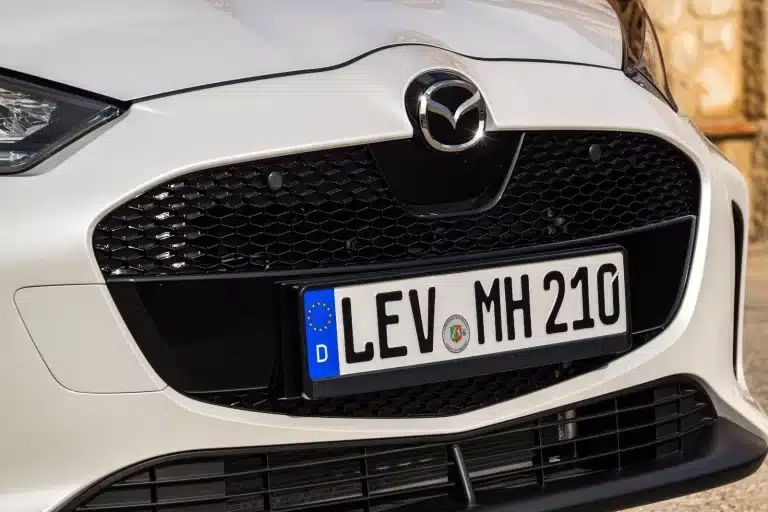 Mazda2 Hybrid 2024: la prova della compatta stilosa che fa 33 chilometri con un litro di benzina