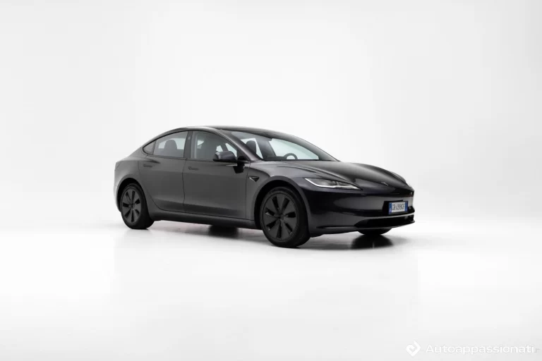 Tesla Model 3 2024 RWD Highland: prova su strada, dimensioni, interni, prezzo